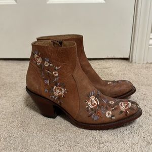 SHYANNE WOMEN'S MILLIE FLORAL EMBROIDERED BOOTIES - ROUND TOE, size 6.5